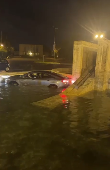 Șoferul s-a plimbat cu mașina prin fântână, în încercarea de a ieși din 
 "capcană" (Foto: CANCAN.RO)