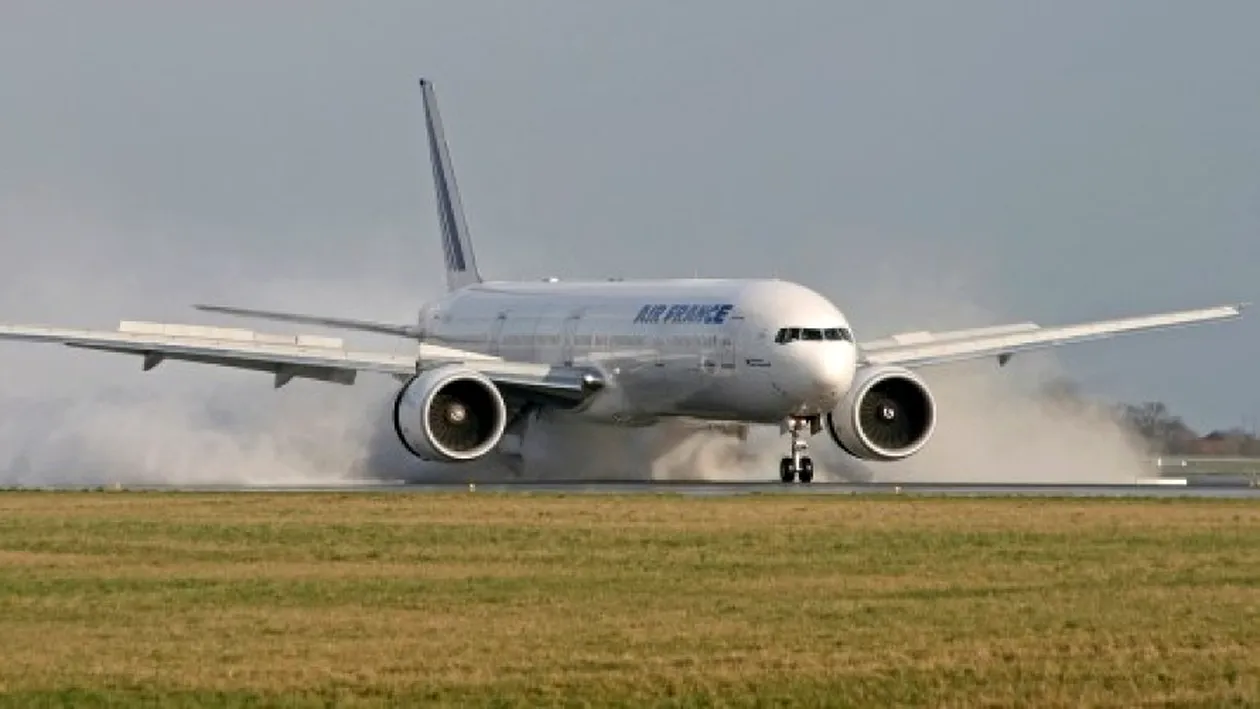 Panică într-un avion plin cu români, aterizat de urgență! Incredibil ce i s-a întâmplat unei pasagere