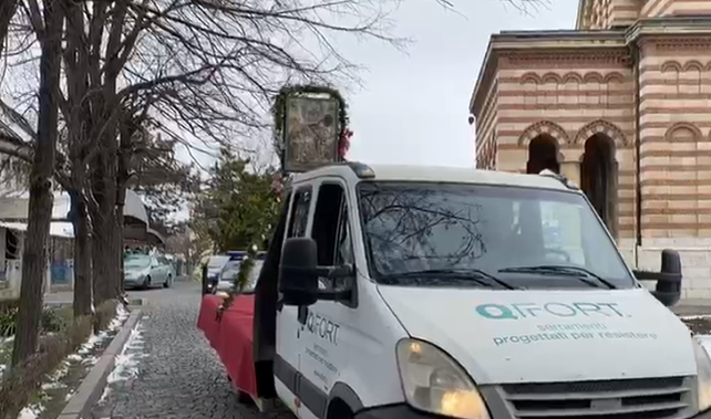 Icoană făcătoare de minuni, plimbată pe străzi și prin spitalele din Craiova, pentru a alunga epidemia de coronavirus