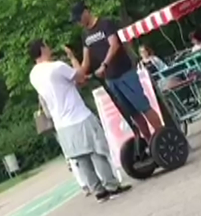 Instructorul îi explică fotbalistului în ce poziţie trebuie să stea pe segway