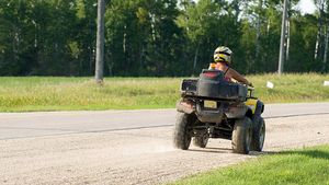 O mamă și copilul ei de trei ani au fost loviți pe trecerea de pietoni de un ATV. Vinovatul a fugit de la locul accidentului