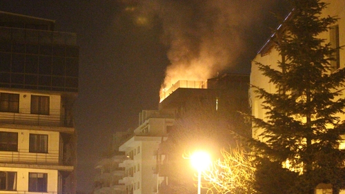 Arde, uite cum arde „cartierul miliardarilor“! Cum a fost petrecerea de la un banal grătar stinsă de pompieri