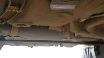 Dispozitiv de urmărire, găsit sub maşina unui bărbat din Vâlcea. Ar fi fost montat de o femeie care îl hărţuia - VIDEO