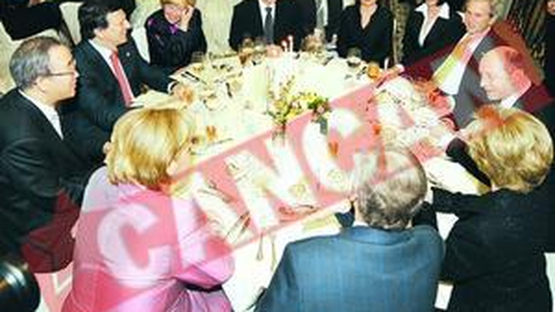Basescu si-a lasat sotia in ploaie