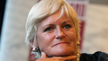 Are 57 de ani, dar se imbraca precum la 30. Vezi aici cum ii sta Monicai Tatoiu intr-o rochie fara spate