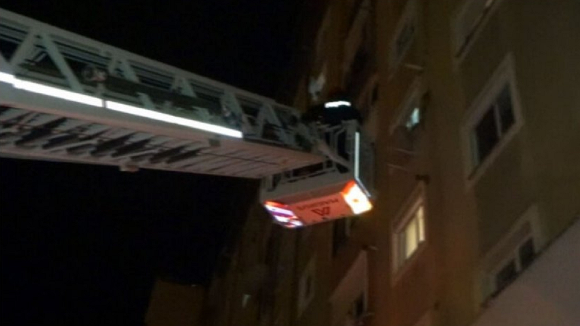 O bunică a fost salvată de pompieri după ce a fost închisă pe balcon de nepoțica de doi ani