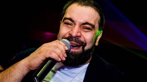 Florin Salam, chef-monstru la restaurant! A luat microfonul şi... Cu cine s-a distrat manelistul