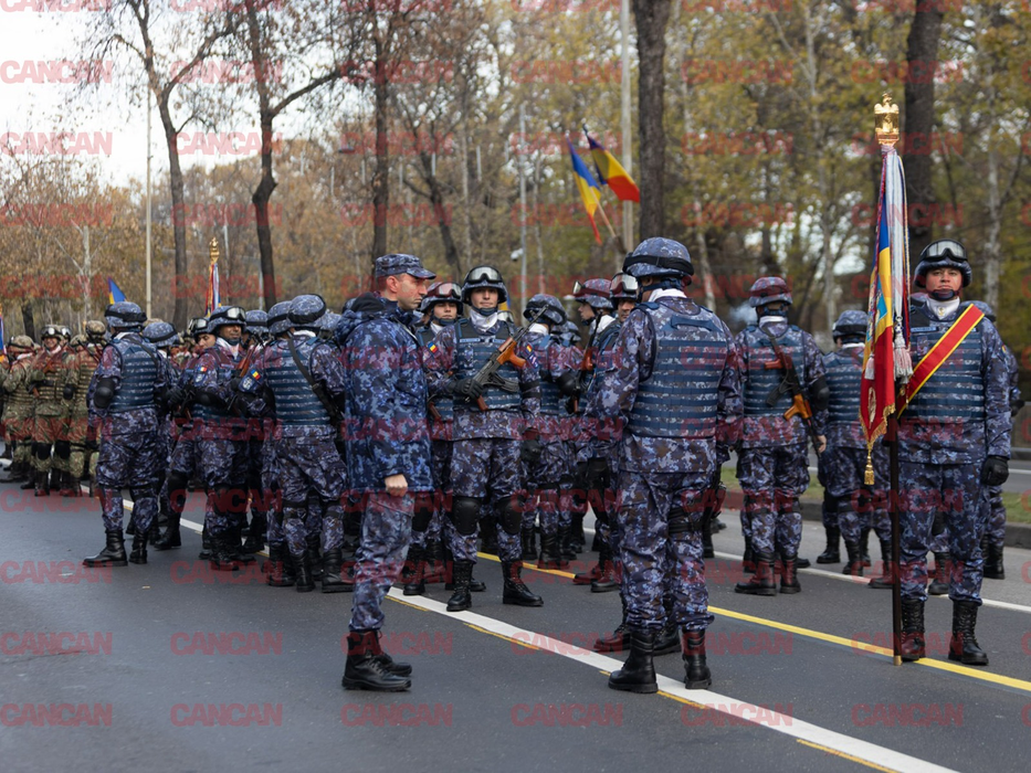 Imagini LIVE de la parada militară de 1 decembrie. Cum au apărut poliţistele la defilare. FOTO
