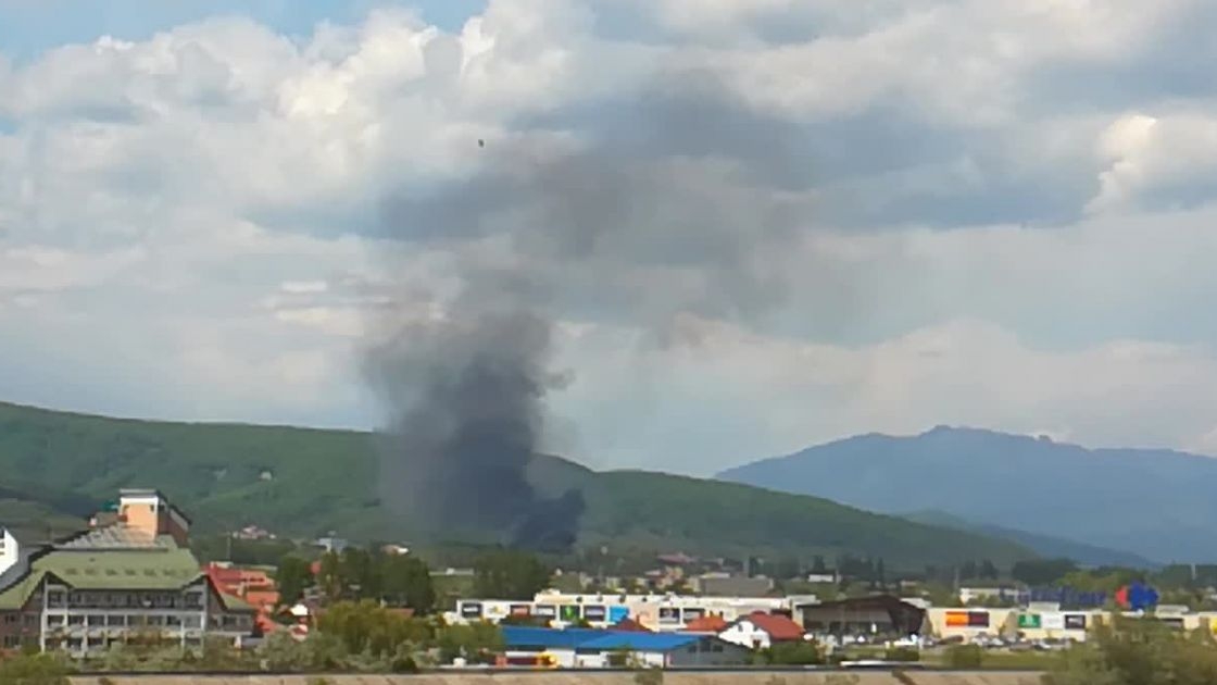 Incendiu violent la un depozit cu materiale de construcții din Vâlcea. O femeie a fost rănită