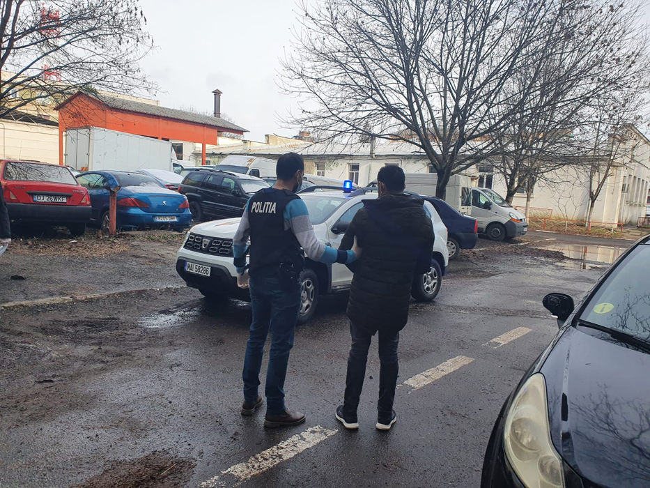 „Bonnie și Clyde” de Craiova, reținuți de polițiști. O femeie și un bărbat din Dolj organizau furturi „ca la carte”