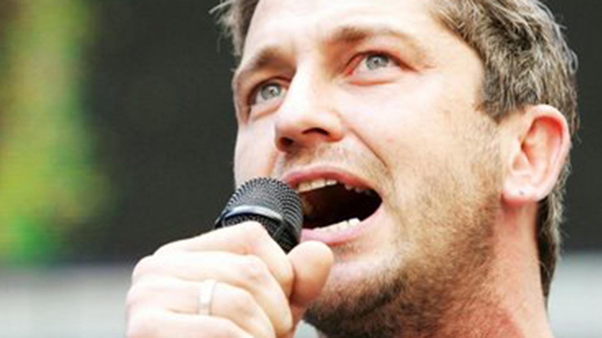 Ce concurent de la "Vocea Romaniei" seamana cu Gerard Butler. Asemanarea este de-a dreptul izbitoare!