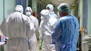 Cicatricile eroilor din prima linie. Cum arată un tânăr asistent român după zeci de ore de muncă. Foto impresionant