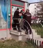 Scandal în Piatra Neamț. Bărbat fără mască de protecție, încătușat de polițiști în plină stradă