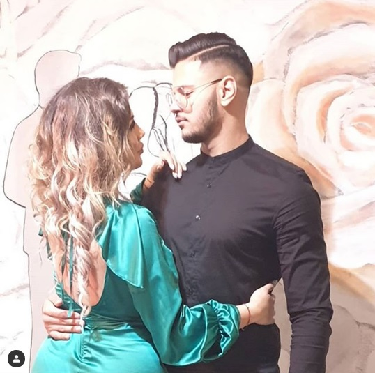 O vedetă de la Antena 1 a fost cerută de soție ca-n filme! Cu o cină la lumina lumânărilor și petale de tradafir peste tot
