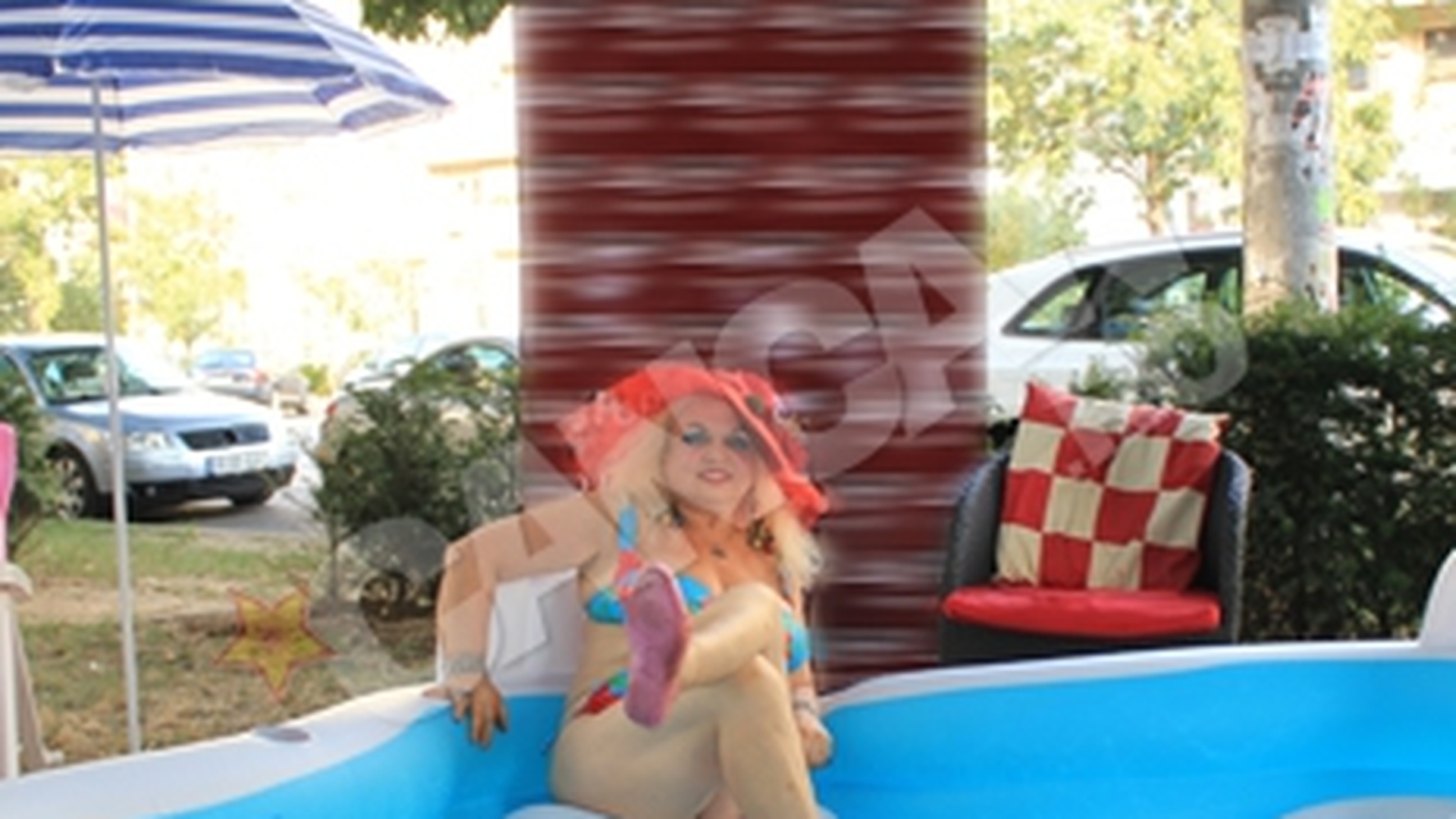 "Pensionara porno" s-a balacit in centrul Capitalei! Le-a incalzit piscina lui Sanzi si "Pamelei de Romania"