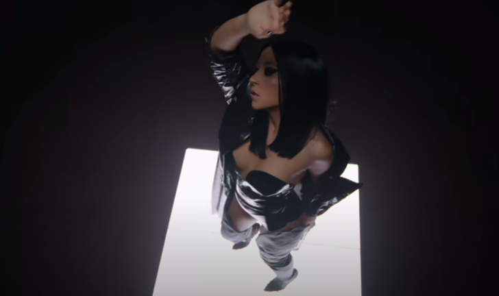 Primele imagini „deocheate” cu Nicole Cherry după ce și-a pus silicoane. Cântăreața și-a expus bustul generos în noul videoclip
