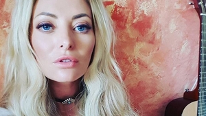 Delia a făcut senzaţie la piscină cu formele sale aperisante. Soţul ei nu a rezistat şi a fotografiat-o în cele mai senzuale ipostaze