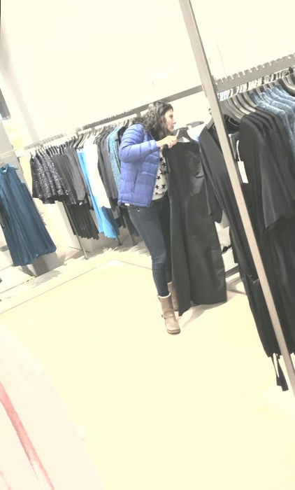 Ramona probează o rochie