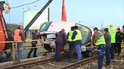 Accident rutier pe linia tramvaielor 41 din Capitală! Circulaţia este blocată!