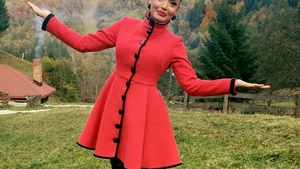 ANDREEA MANTEA s-a pozat lângă brad, dar rochia ei a fost cea care a atras toate privirile!
