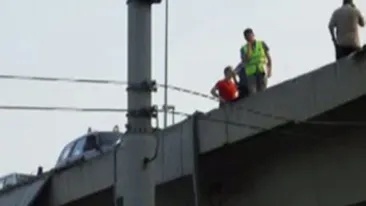 VIDEO Un roman a cazut cu TIR-ul peste o cale ferata din Italia!