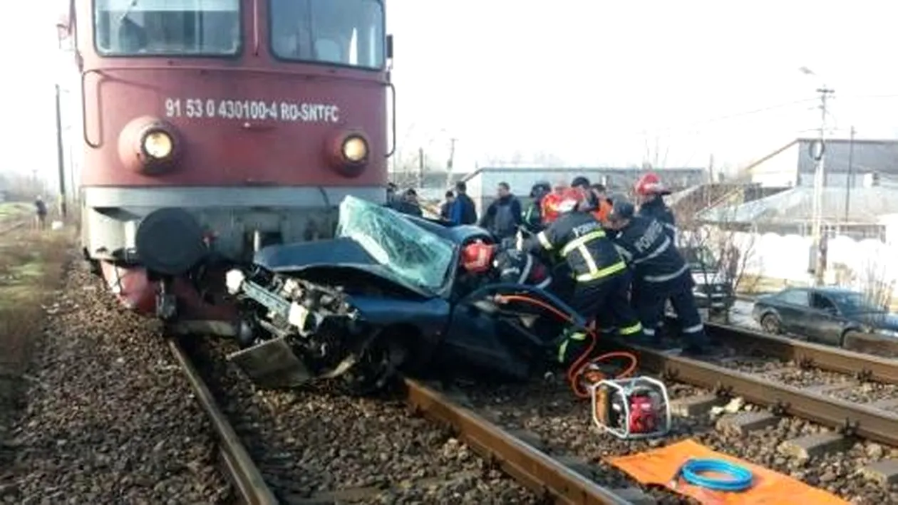 Tragedie pe calea ferată! Două persoane au murit, după ce mașina lor a fost spulberată de tren