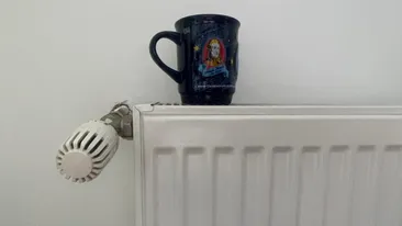 De ce trebuie să pui o cană cu apă pe calorifer iarna. Trucul la care apelează mulți oameni