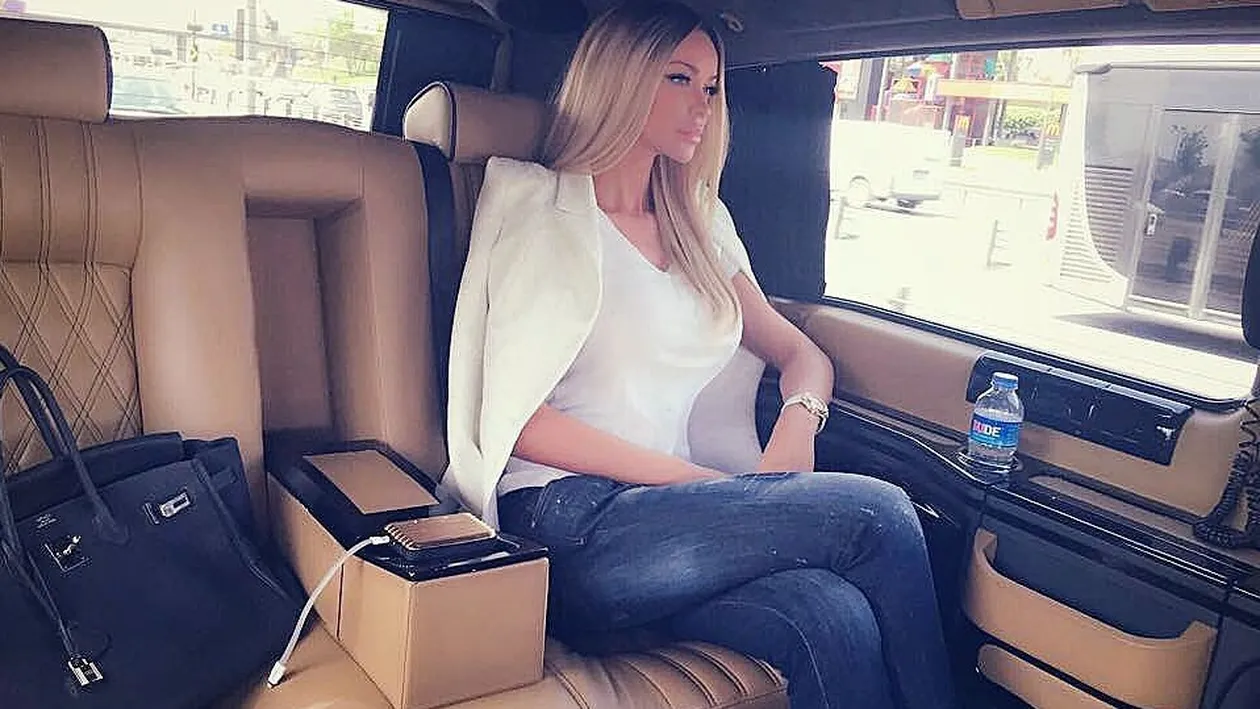 Bianca Drăgușanu, prima apariție publică, după ce a fost fotografiată azi-noapte cu un alt bărbat