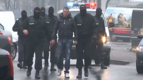 Incredibil! Un tănăr beat a făcut ravagii în Câmpulung Muscel! A distrus vitrinele magazinelor de pe o stradă întreagă!