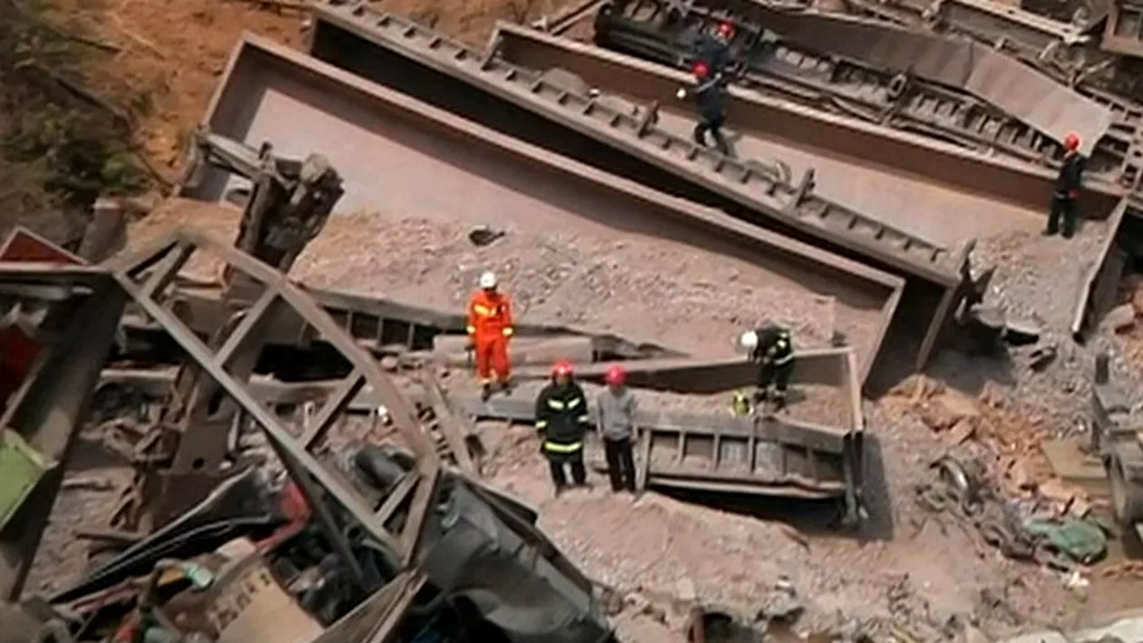 Tragedie feroviară. Șase persoane au murit după ce un tren a deraiat și a intrat într-o casă | VIDEO