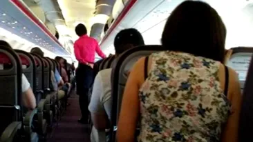 Imaginea cu o pasageră care stă pe un scaun fără spătar într-un avion, care a decolat de la Cluj, face înconjurul lumii! Care este reacţia companiei 