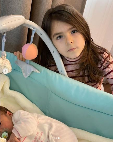 Olguța Berbec a publicat primele imagini cu fetița ei! Ipostaza emoționantă în care a surprins-o pe micuță, alături de sora sa mai mare | FOTO