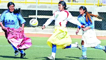 Joaca fotbal in fuste