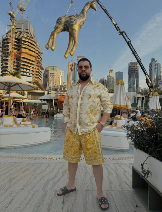 Cât costă să îți facă Tzancă Uraganu o dedicație. Prețul crește de la o secundă la alta