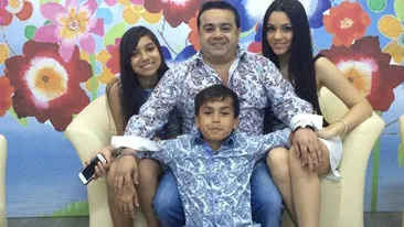 Sora şi fratele lui Carmen Minune au făcut show într-un restaurant! Adiţă l-a făcut pe manelist să lăcrimeze