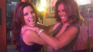 Eva si Vanessa au sarit sa-si rupa gatul