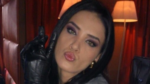 Adelina îşi aţâţă fanii! S-a îmbrăcat cu o rochie cât o batistă şi i-a lăsat pe ei să ghicească dacă are chiloţi. Tu ce crezi?
