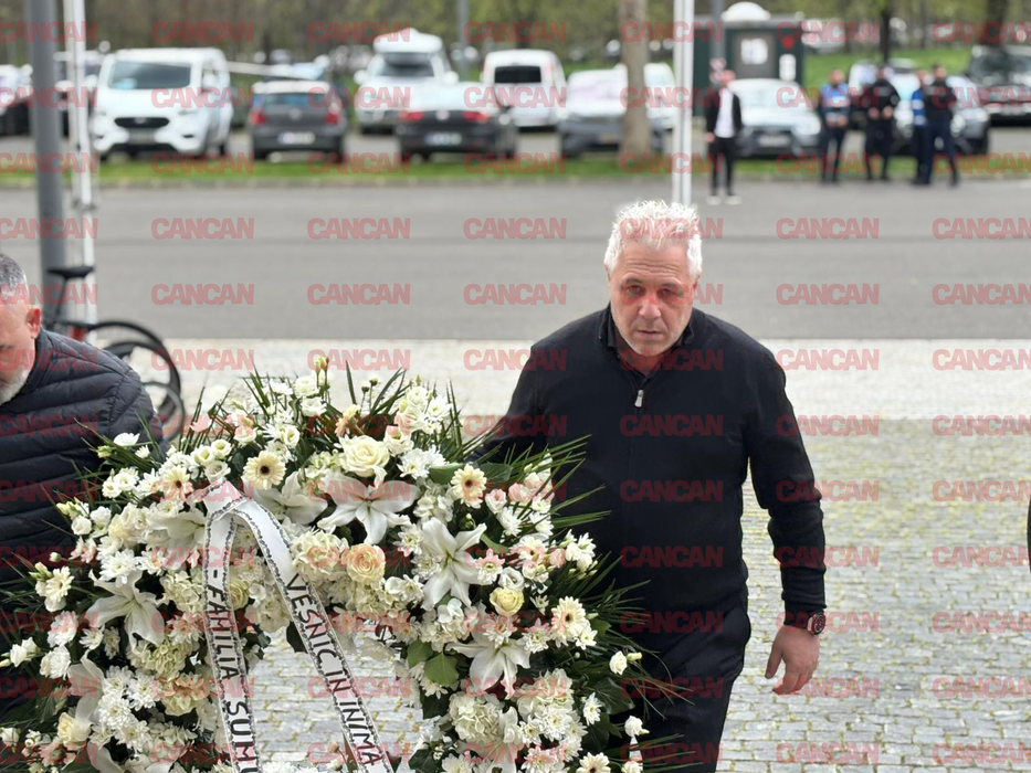 Politicieni, foști jucători și sute de fani își iau rămas bun de la Mircea Lucescu. Ultima zi de omagiu pe Arena Națională