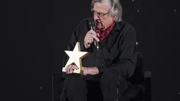 Motivul pentru care Florin Piersic poartă mereu un accesoriu roșu: „S-a și luptat cu morile de vânt”