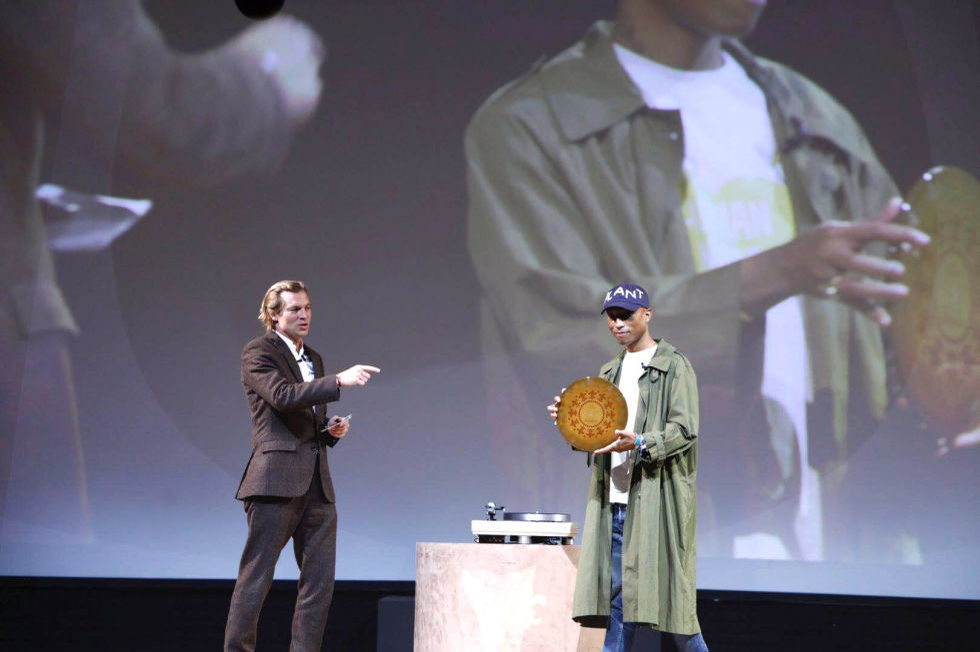 Pharrell a lansat o melodie care va putea fi ascultată abia peste 100 de ani! Iată unde e păstrată singura înregistrare