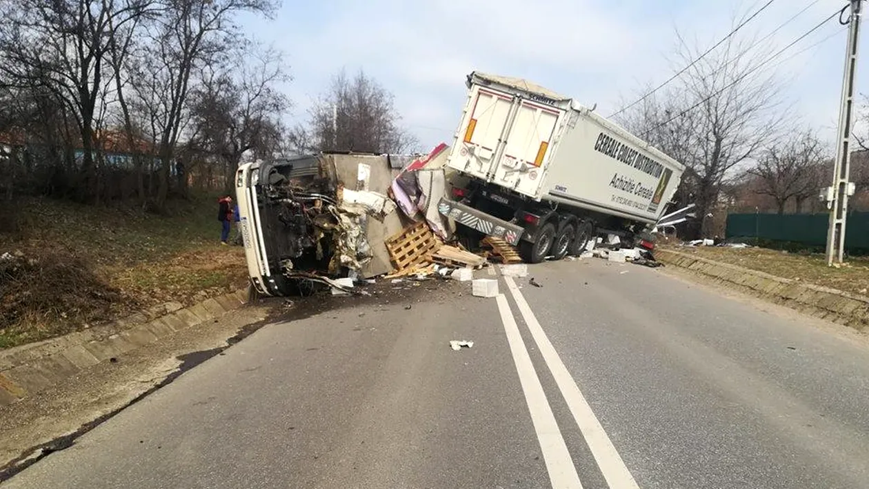Două TIR-uri și un camion s-au ciocnit în județul Iaşi! O persoană a murit