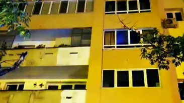 Doi copii, gemeni, cu vârsta de 2 ani au murit, după ce s-au prăbușit în gol, de la etajul 10 a unui bloc din Ploiești