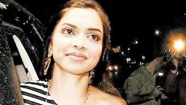 Pe Deepika Padukone o puteti vedea in filmul Love Aaj Kal- din colectia Mari Filme Indiene, lansata de CANCAN. Cu chilotii si sanii la vedere