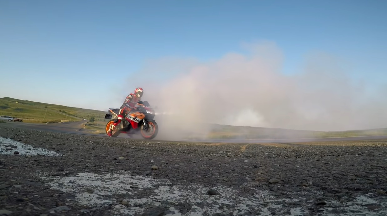 Un polițist i-a făcut o mărturisire șocantă unui motociclist pe care l-a surprins în timp ce făcea burnout-uri pe un drum din Botoșani