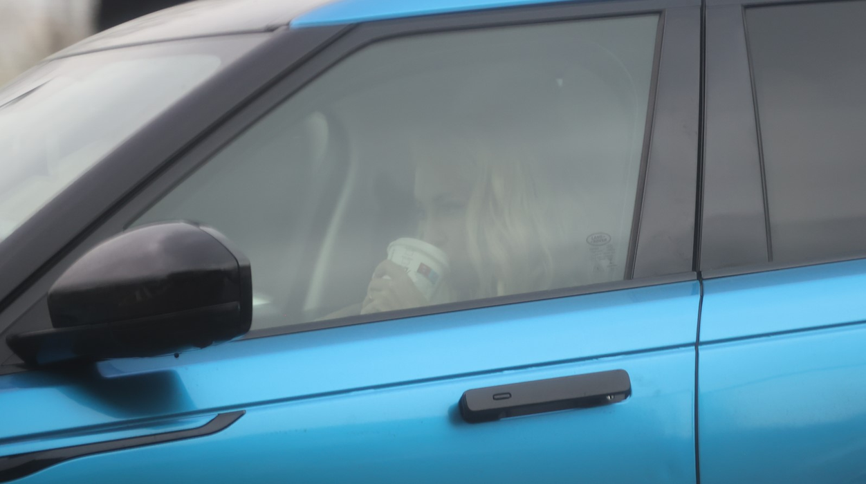 Andreea Bălan savurează în liniște cafeluța (SURSA FOTO: CANCAN.RO)