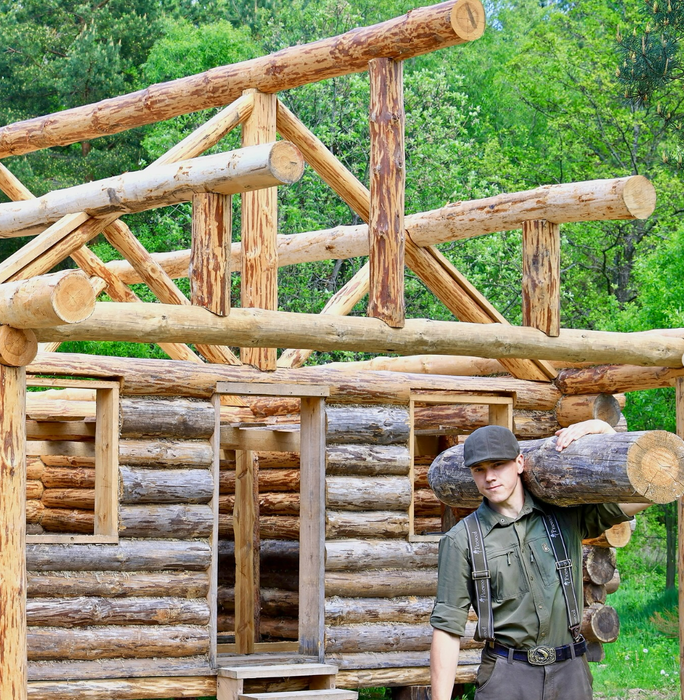 Nu e o glumă! Acest tânăr de 23 de ani și-a construit o casă cu doar 3.000 de euro