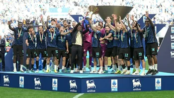 Ce i-au făcut fotbaliștii lui Cristi Chivu, după ce Inter Milano a luat titlul: „Jucătorii m-au luat și m-au împins acolo, eu nu voiam”
