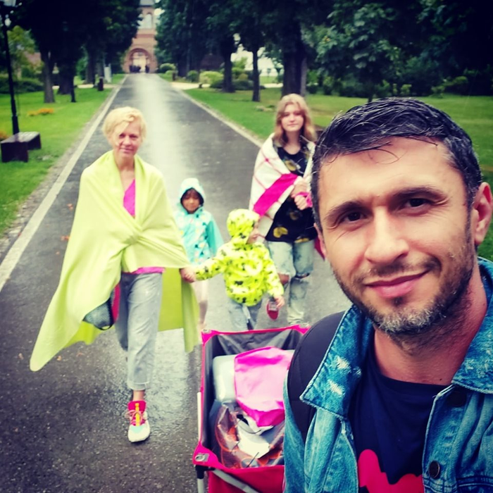 Dana Nălbaru, poză de album alături de cei trei copii. Cât a crescut și ce frumoasă este fiica adoptată