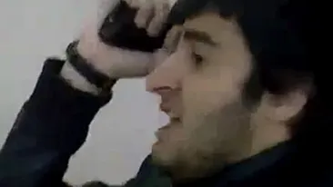 Credeai ca in scolile din Romania e haos?! Un elev din Rusia trage cu pistolul inspre profesoara sa de la catedra! Vezi cum reactioneaza elevii cand el scoate arma