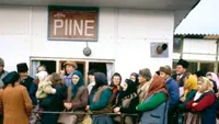 BANC | Pe timpul comuniștilor, coadă mare. Un bărbat îl întreabă pe ultimul: Pentru ce stați aici?